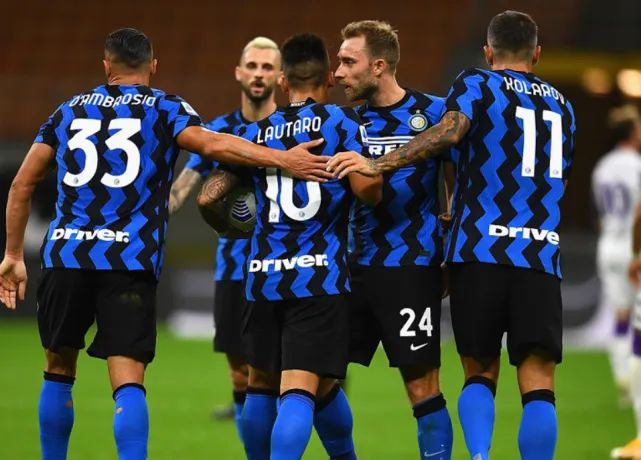 举起奖杯 举起奖杯